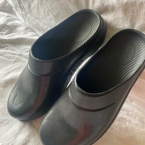 OOFOS Oocloog clog unisex M size 6 W size 8